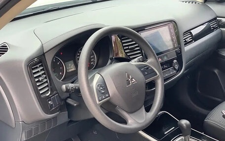 Mitsubishi Outlander III рестайлинг 3, 2022 год, 1 950 000 рублей, 13 фотография