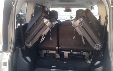 Toyota Noah III, 2019 год, 2 695 000 рублей, 3 фотография
