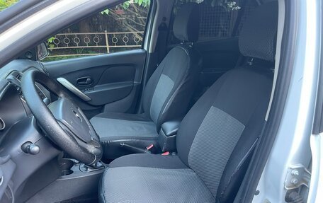 Renault Logan II, 2016 год, 565 000 рублей, 10 фотография
