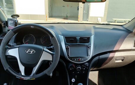 Hyundai Solaris II рестайлинг, 2011 год, 700 000 рублей, 6 фотография