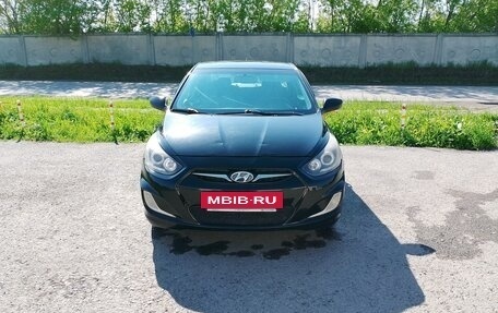 Hyundai Solaris II рестайлинг, 2011 год, 700 000 рублей, 2 фотография