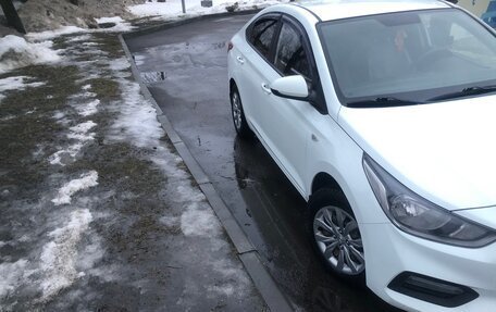 Hyundai Solaris II рестайлинг, 2018 год, 1 000 000 рублей, 3 фотография
