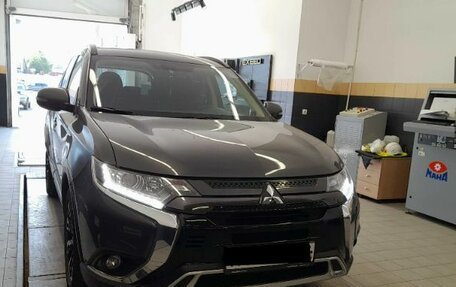 Mitsubishi Outlander III рестайлинг 3, 2022 год, 2 879 000 рублей, 2 фотография