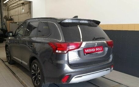 Mitsubishi Outlander III рестайлинг 3, 2022 год, 2 879 000 рублей, 4 фотография