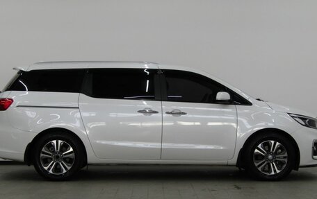 KIA Carnival III, 2019 год, 2 790 000 рублей, 6 фотография