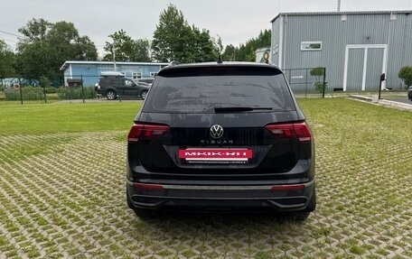 Volkswagen Tiguan II, 2021 год, 2 650 000 рублей, 2 фотография