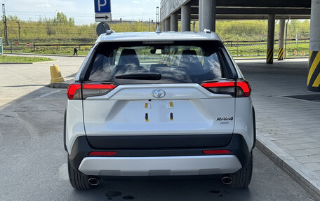 Toyota RAV4, 2024 год, 3 650 000 рублей, 7 фотография