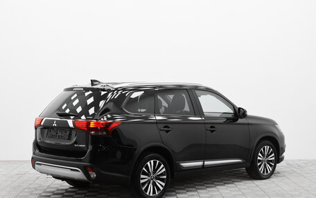Mitsubishi Outlander III рестайлинг 3, 2019 год, 2 100 000 рублей, 2 фотография