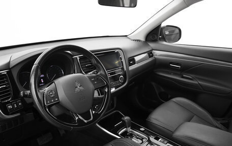 Mitsubishi Outlander III рестайлинг 3, 2019 год, 2 100 000 рублей, 9 фотография