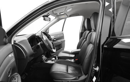 Mitsubishi Outlander III рестайлинг 3, 2019 год, 2 100 000 рублей, 19 фотография