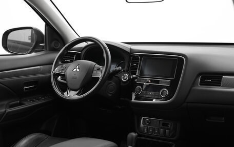 Mitsubishi Outlander III рестайлинг 3, 2019 год, 2 100 000 рублей, 17 фотография