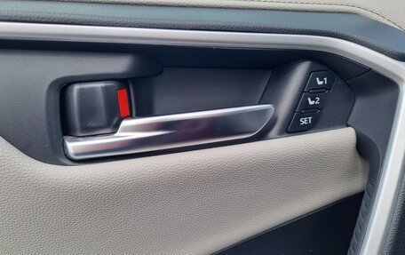 Toyota RAV4, 2021 год, 3 600 000 рублей, 10 фотография