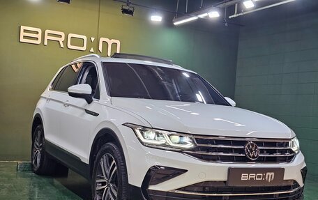 Volkswagen Tiguan, 2023 год, 4 381 000 рублей, 3 фотография