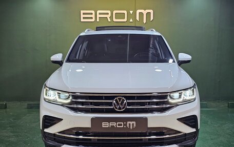 Volkswagen Tiguan, 2023 год, 4 381 000 рублей, 2 фотография