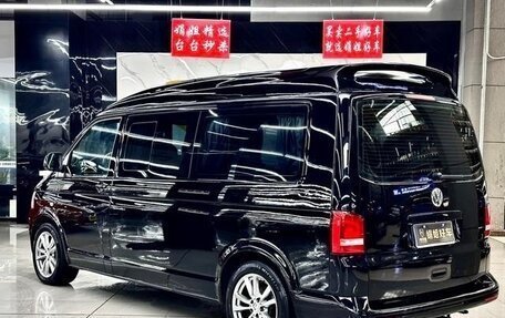 Volkswagen Multivan T6 рестайлинг, 2016 год, 3 130 000 рублей, 9 фотография