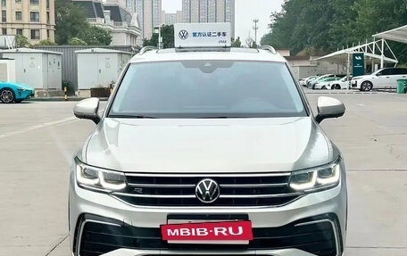 Volkswagen Tiguan II, 2022 год, 3 000 400 рублей, 2 фотография