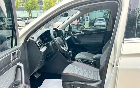 Volkswagen Tiguan II, 2022 год, 3 000 400 рублей, 8 фотография