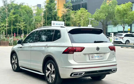 Volkswagen Tiguan II, 2022 год, 3 000 400 рублей, 6 фотография