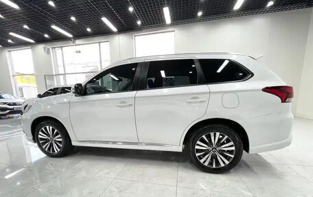 Mitsubishi Outlander III рестайлинг 3, 2021 год, 2 950 777 рублей, 5 фотография