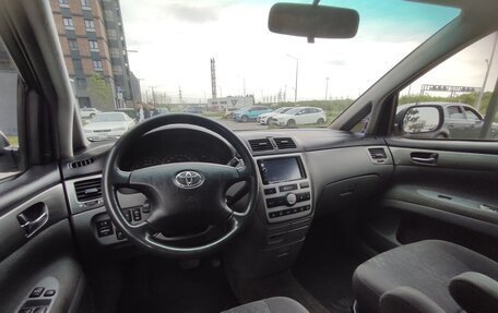 Toyota Avensis Verso I рестайлинг, 2002 год, 500 000 рублей, 12 фотография