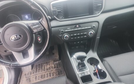 KIA Sportage IV рестайлинг, 2018 год, 2 450 000 рублей, 17 фотография