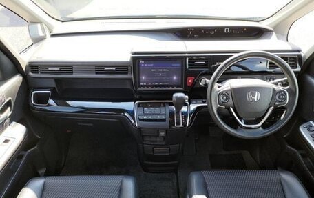 Honda Stepwgn IV, 2017 год, 1 450 000 рублей, 15 фотография