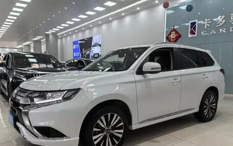 Mitsubishi Outlander III рестайлинг 3, 2021 год, 1 860 888 рублей, 2 фотография
