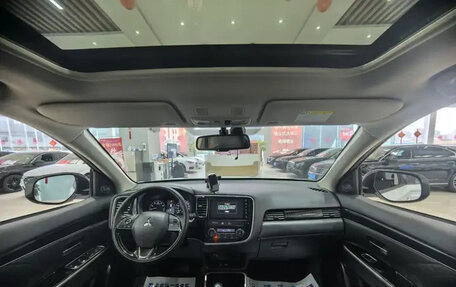 Mitsubishi Outlander III рестайлинг 3, 2021 год, 1 860 888 рублей, 8 фотография