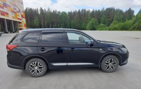 Mitsubishi Outlander III рестайлинг 3, 2018 год, 2 230 000 рублей, 9 фотография