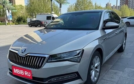 Skoda Superb III рестайлинг, 2021 год, 1 600 000 рублей, 1 фотография
