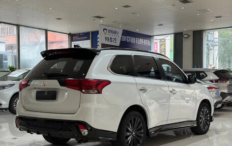 Mitsubishi Outlander III рестайлинг 3, 2022 год, 2 250 035 рублей, 6 фотография