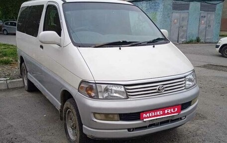 Toyota Regius, 2000 год, 650 000 рублей, 3 фотография