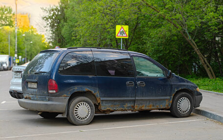 Chrysler Voyager III, 2000 год, 205 000 рублей, 2 фотография