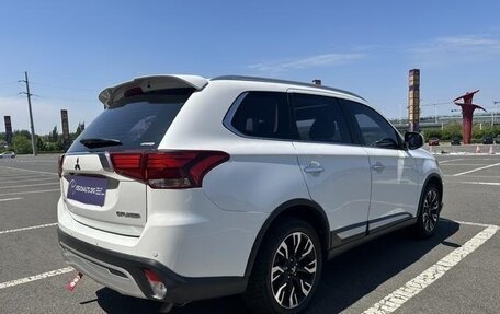Mitsubishi Outlander III рестайлинг 3, 2022 год, 2 150 000 рублей, 4 фотография