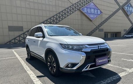 Mitsubishi Outlander III рестайлинг 3, 2022 год, 2 150 000 рублей, 3 фотография