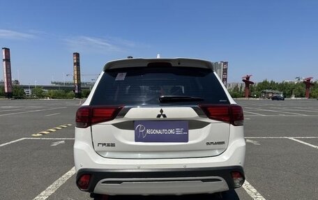 Mitsubishi Outlander III рестайлинг 3, 2022 год, 2 150 000 рублей, 6 фотография