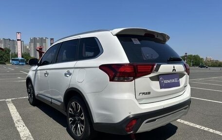 Mitsubishi Outlander III рестайлинг 3, 2022 год, 2 150 000 рублей, 5 фотография