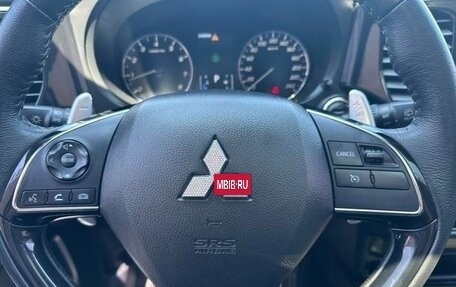 Mitsubishi Outlander III рестайлинг 3, 2022 год, 2 150 000 рублей, 9 фотография