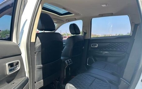 Mitsubishi Outlander III рестайлинг 3, 2022 год, 2 150 000 рублей, 13 фотография