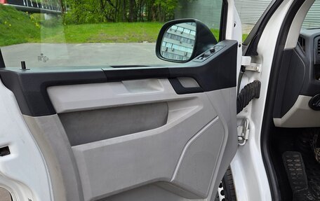 Volkswagen Transporter T6 рестайлинг, 2019 год, 2 750 000 рублей, 2 фотография