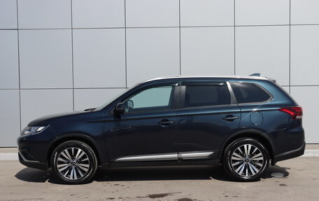 Mitsubishi Outlander III рестайлинг 3, 2020 год, 1 980 000 рублей, 2 фотография