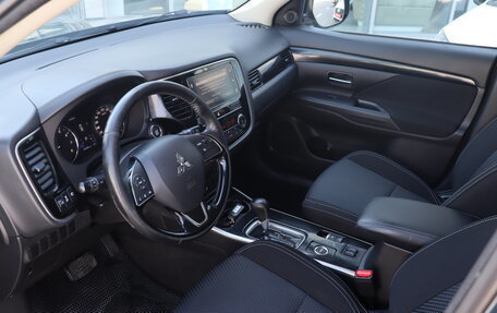 Mitsubishi Outlander III рестайлинг 3, 2020 год, 1 980 000 рублей, 8 фотография