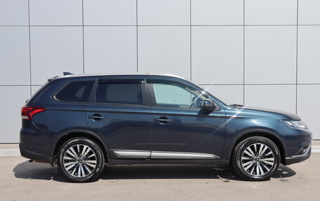 Mitsubishi Outlander III рестайлинг 3, 2020 год, 1 980 000 рублей, 5 фотография