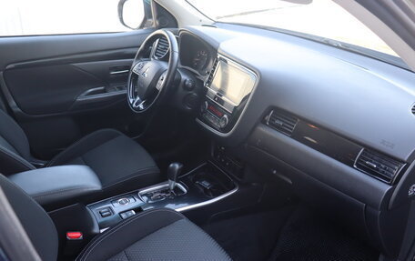 Mitsubishi Outlander III рестайлинг 3, 2020 год, 1 980 000 рублей, 10 фотография