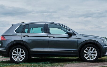 Volkswagen Tiguan II, 2018 год, 2 950 000 рублей, 2 фотография