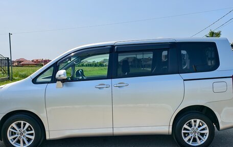 Toyota Noah III, 2011 год, 1 749 000 рублей, 4 фотография