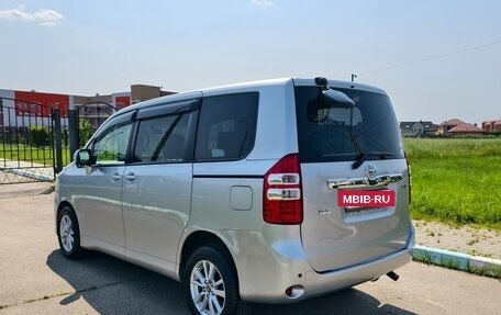 Toyota Noah III, 2011 год, 1 749 000 рублей, 2 фотография