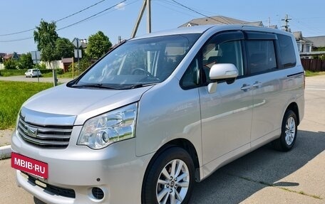 Toyota Noah III, 2011 год, 1 749 000 рублей, 3 фотография