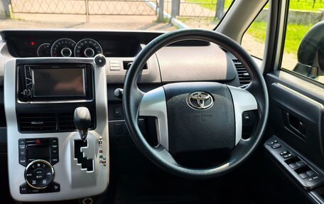 Toyota Noah III, 2011 год, 1 749 000 рублей, 18 фотография