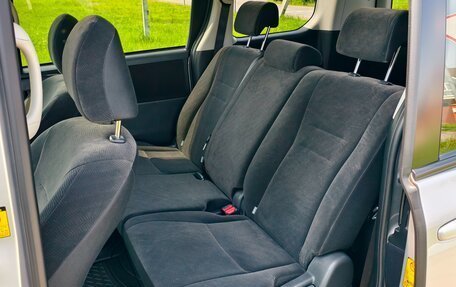 Toyota Noah III, 2011 год, 1 749 000 рублей, 16 фотография